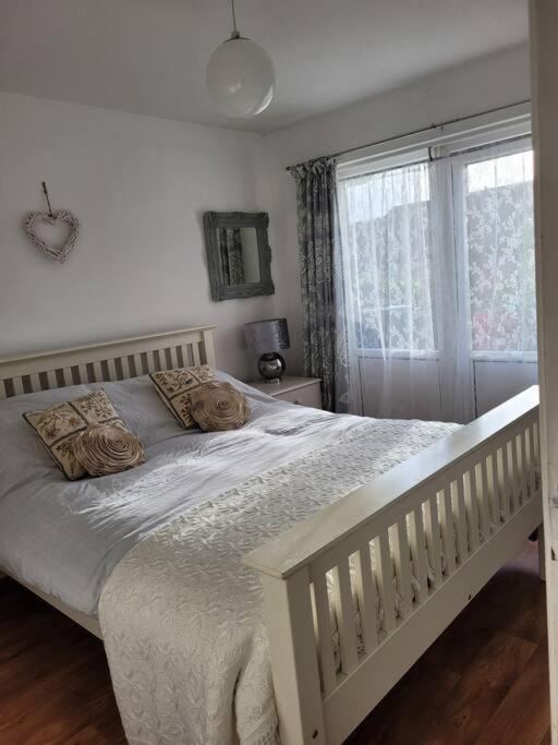 Riverside Bungalow - Direct River Access! Ystradgynlais Buitenkant foto