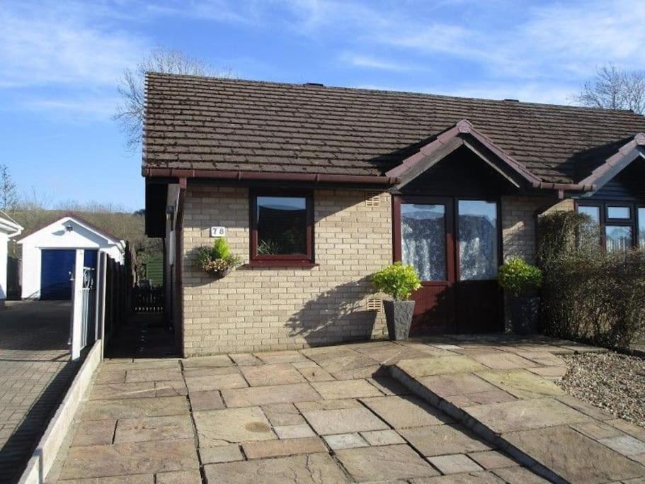 Riverside Bungalow - Direct River Access! Ystradgynlais Buitenkant foto