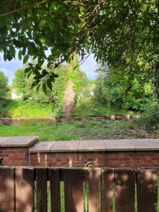 Riverside Bungalow - Direct River Access! Ystradgynlais Buitenkant foto
