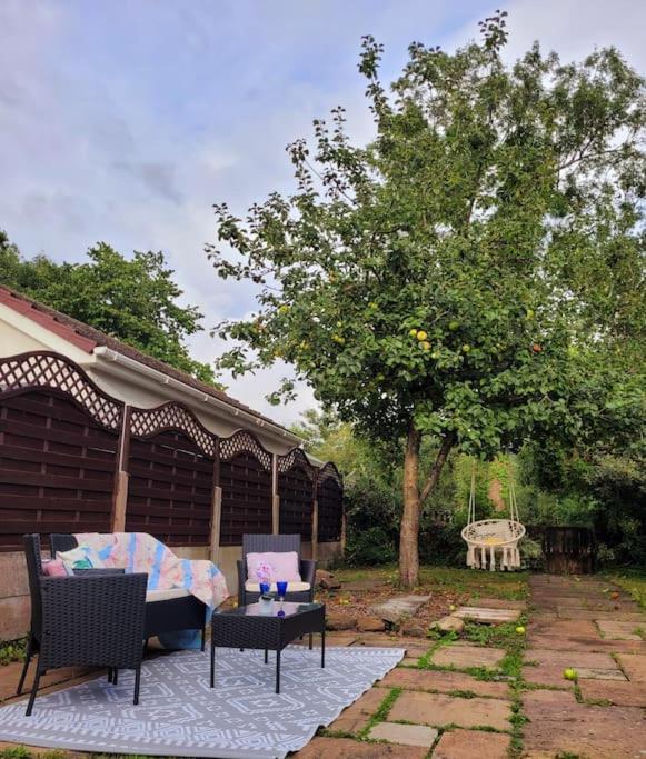 Riverside Bungalow - Direct River Access! Ystradgynlais Buitenkant foto