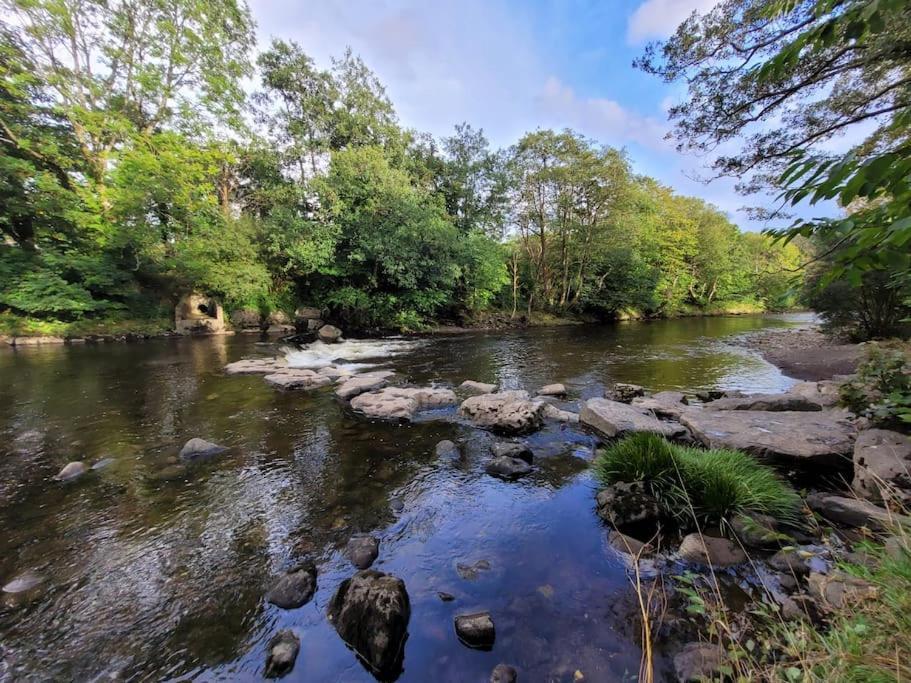 Riverside Bungalow - Direct River Access! Ystradgynlais Buitenkant foto