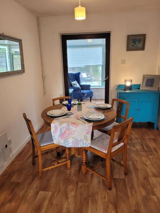 Riverside Bungalow - Direct River Access! Ystradgynlais Buitenkant foto