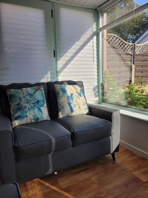 Riverside Bungalow - Direct River Access! Ystradgynlais Buitenkant foto