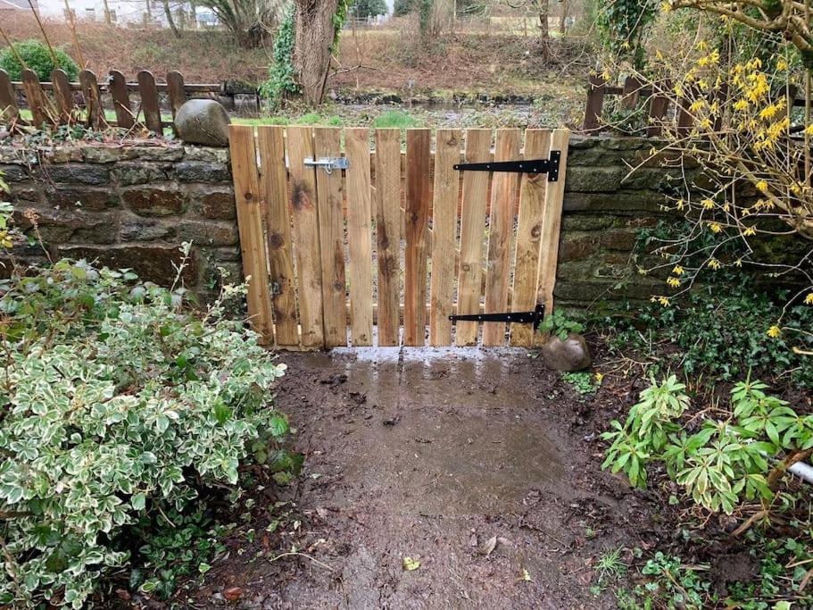 Riverside Bungalow - Direct River Access! Ystradgynlais Buitenkant foto